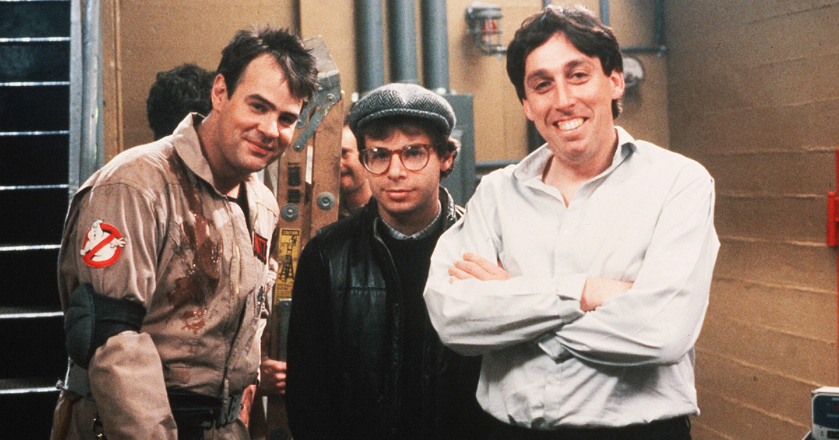 ivan reitman insieme a dan aykroyd e Rick Moranis sul set di ghostbusters - nerdface