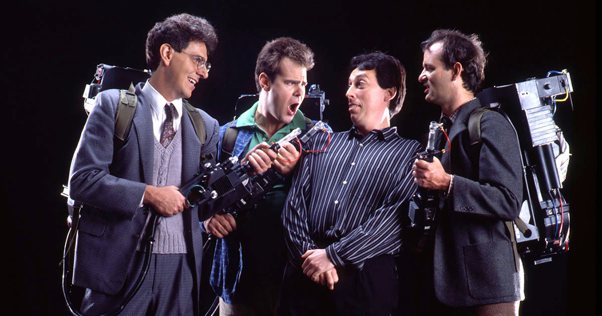 ivan reitman con Bill Murray, Dan Aykroyd e Harold Ramis in una foto promozionale di ghostbusters - nerdface