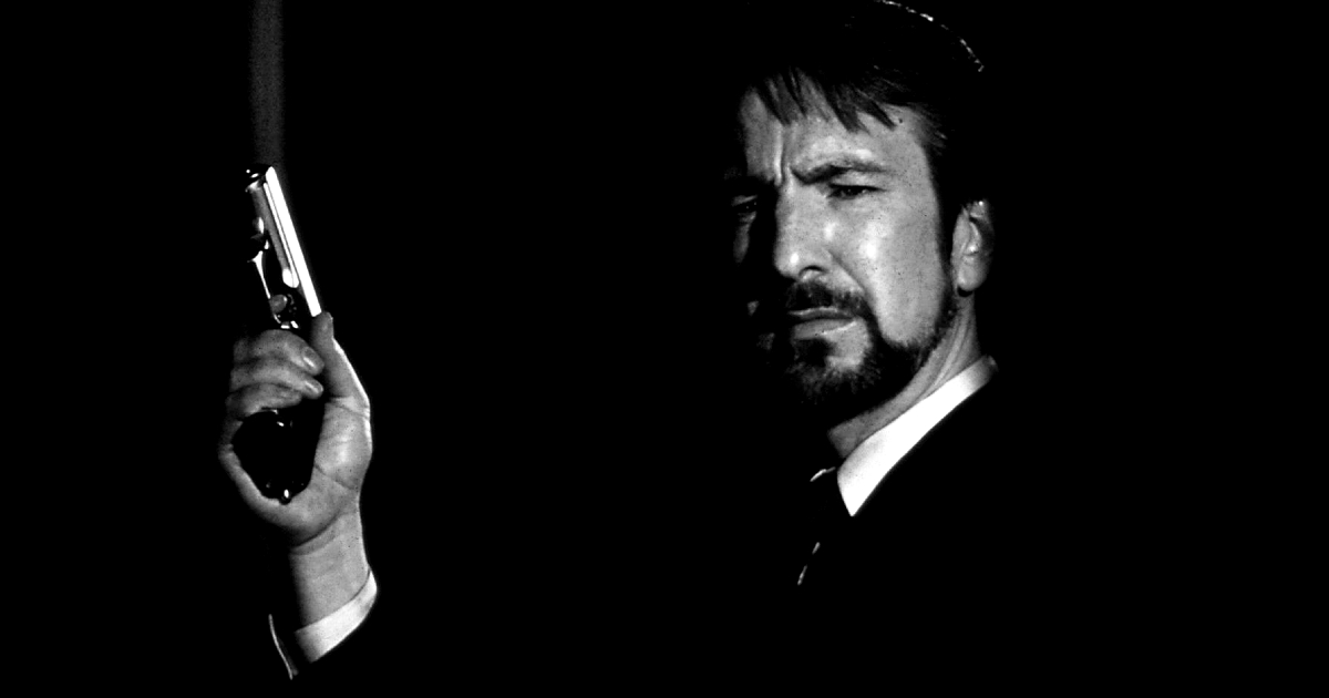 alan rickman è hans gruber e tiene una pistola in mano - nerdface