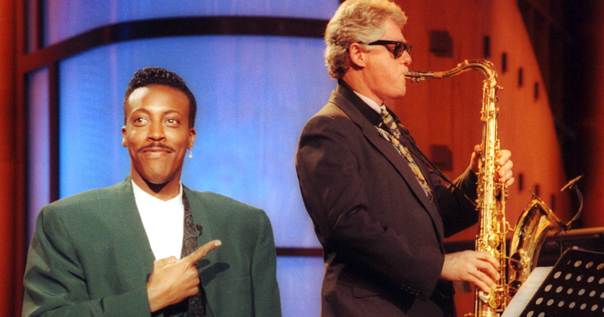 arsenio hall indica bill clinton che suona il sax durante il suo show - nerdface