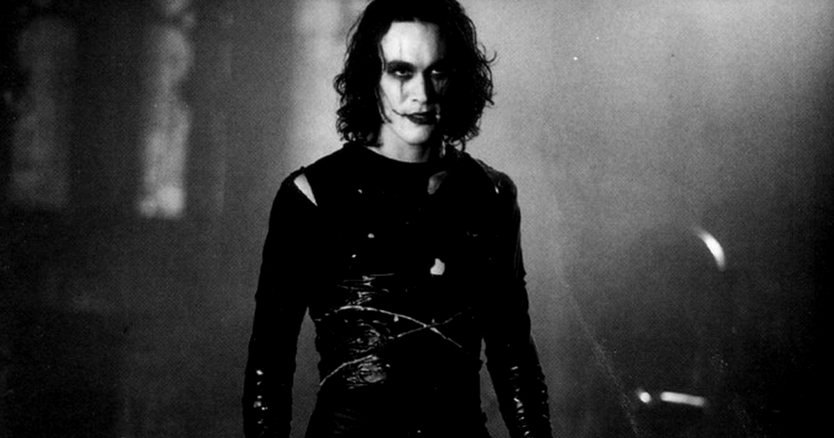 con la mglia nera bucata, brandon lee è il corvo - nerdface