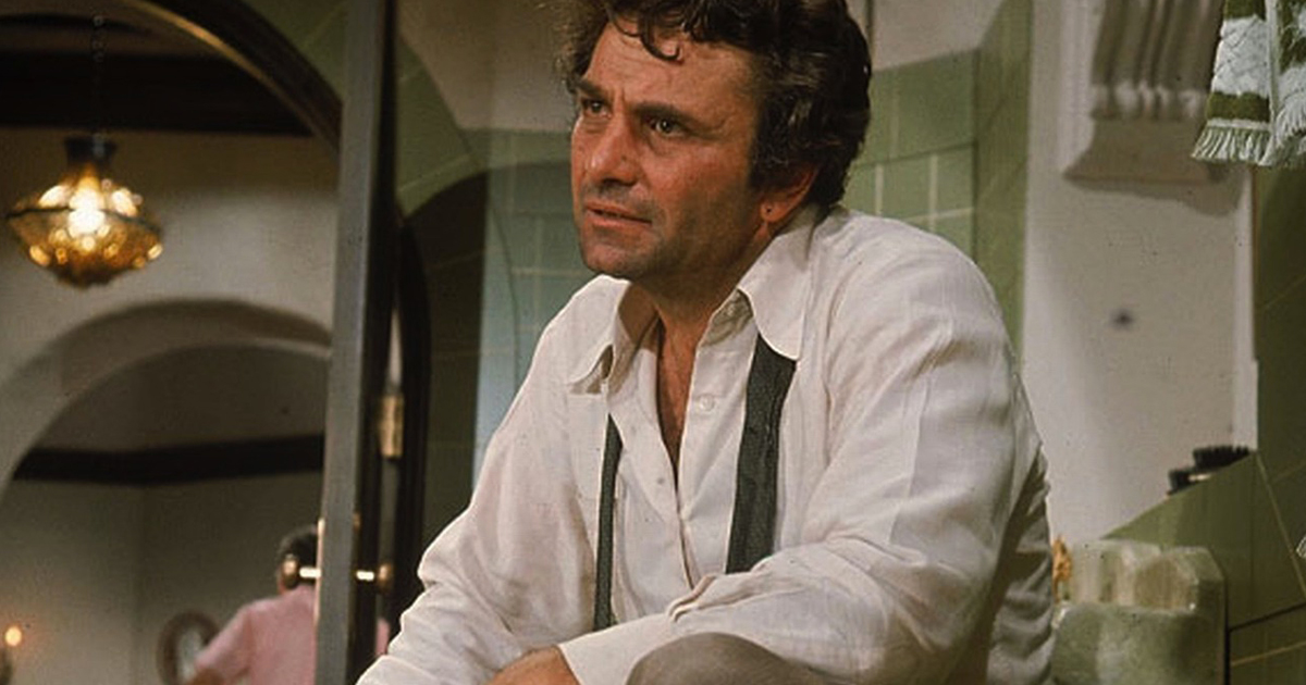 peter falk è colombo, in camicia bianca sbottonata e cravatta slegata - nerdface