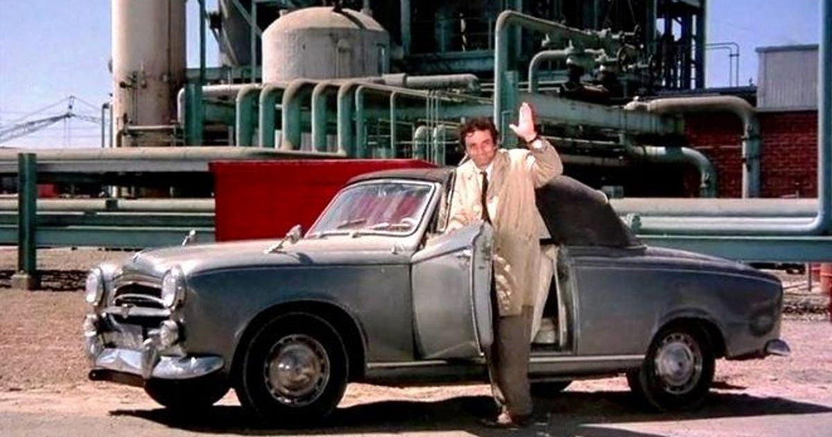 peter falk è colombo e saluta mentre è accanto alla sua auto sgangherata - nerdface