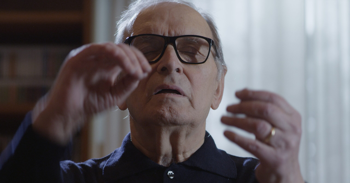 ennio morricone a occhi chiusi dirige la musica - nerdface