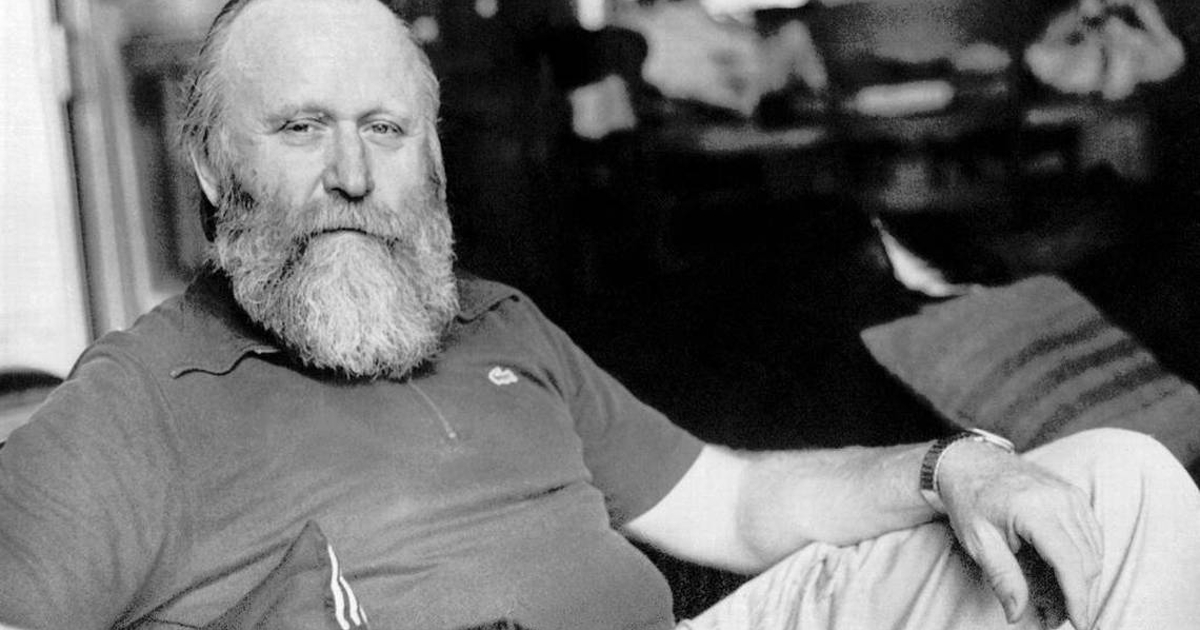 frank herbert comodamente seduto sul suo divano - nerdface