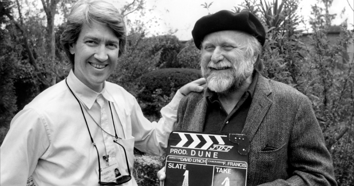 frank herbert insieme a david lynch sul set di dune: ora ridono, ma poi lo scrittore detesterà il film - nerdface