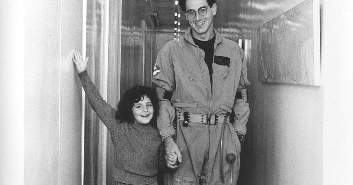 harold ramis è egon spengler e tiene la mano di una bambina nel backstage di ghostbusters - nerdface