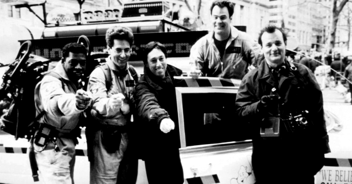 cast e regista di ghostbusters sorridono davanti la ekto 1 insieme a harold ramis - nerdface