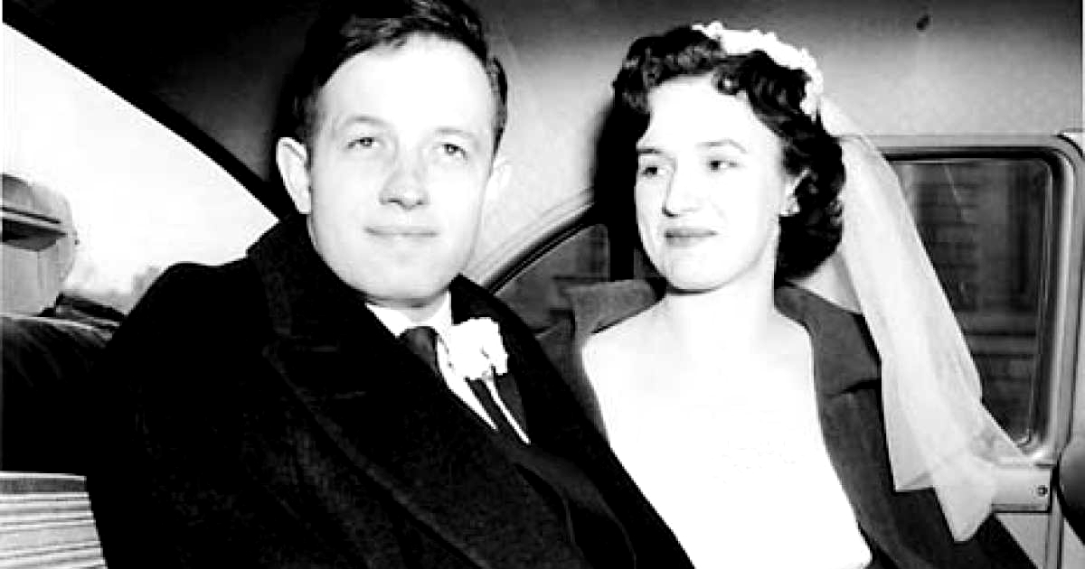 un giovane john nash è in auto col sua appena sposa - nerdface