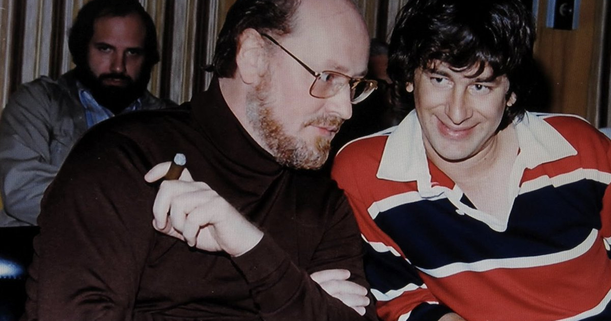 john williams fuma il sigaro accanto a un giovane steven spielberg - nerdface