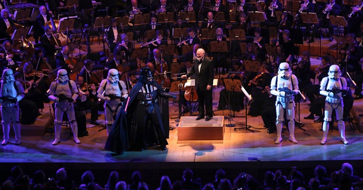 darth vader e molti trooper salgono sul palco durante l'esibizione dell'orchestra con john williams - nerdface