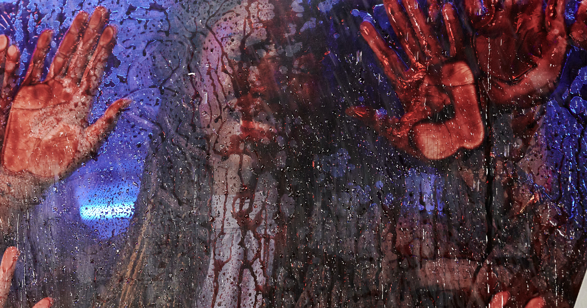 una ragazza schiacciata sul vetro del pullman grondante sangue in cui leatherface sta facendo un massacro di influencer - nerdface 