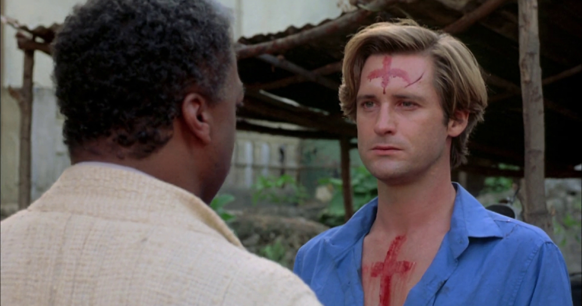 bill pullman ha una croce di sangue sulla fronte e sembra ipnotizzato da uno stregone ne il serpente e l'arcobaleno - nerdface