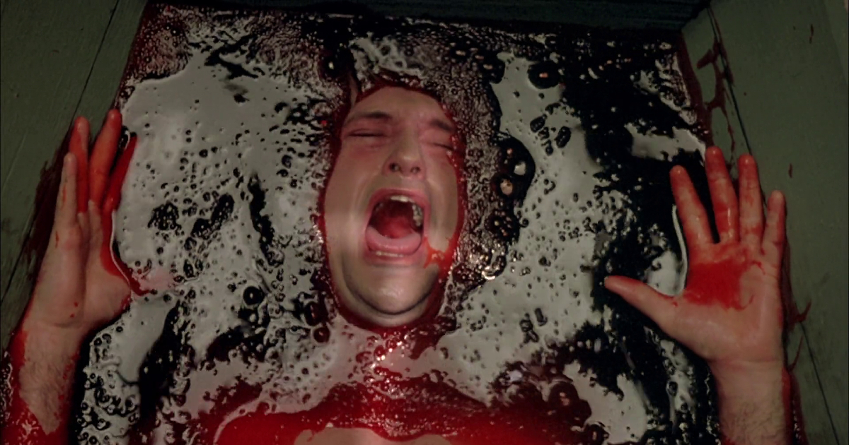 bill pullman urla disperato mentre è immerso in una vasca piena di sangue - nerdface