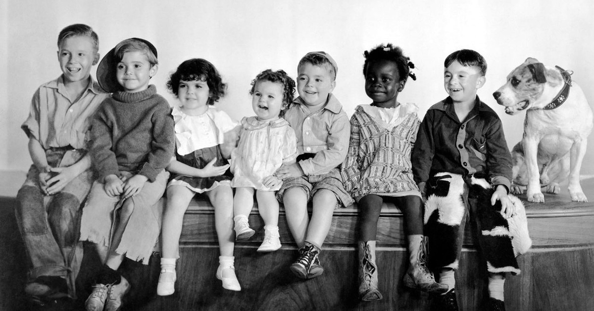 i bambini e il cane di simpatiche canaglie seduti in fila ricordano la celebre foto degli operai sulla trave in pausa pranzo - nerdface