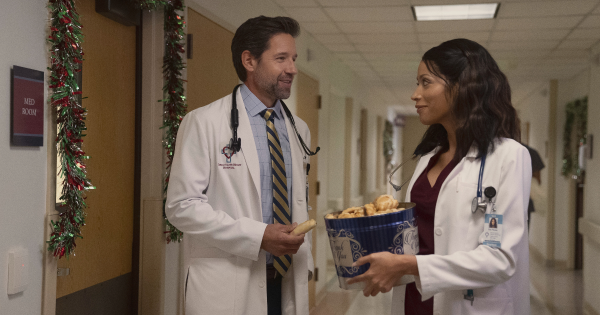 un medico parla con una sua collega che ha un secchiello pieno di dolci - nerdface