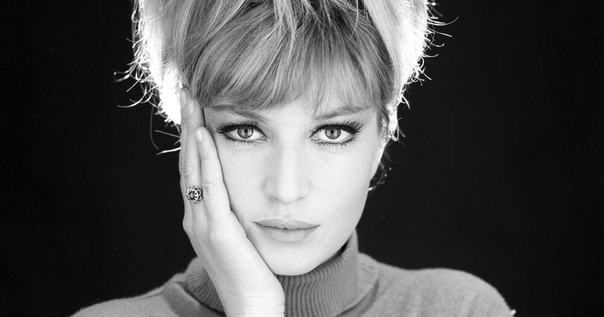 monica vitti si tiene il volto con una mano - nerdface