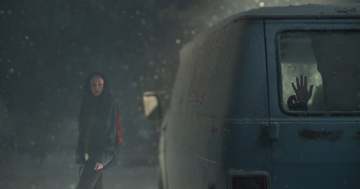 la protagonista cammina nella neve e non si accorge di una mano che batte dall'interno di un furgone - nerdface