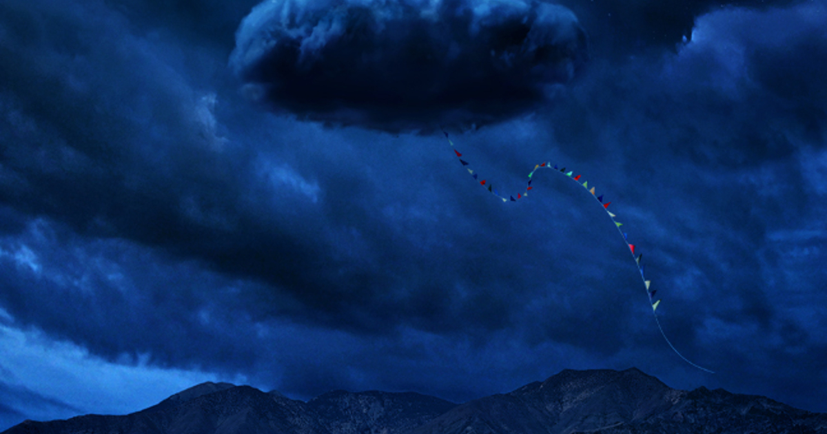 una nuvola vola la notte e si porta una coda di lucine colorate - nerdface