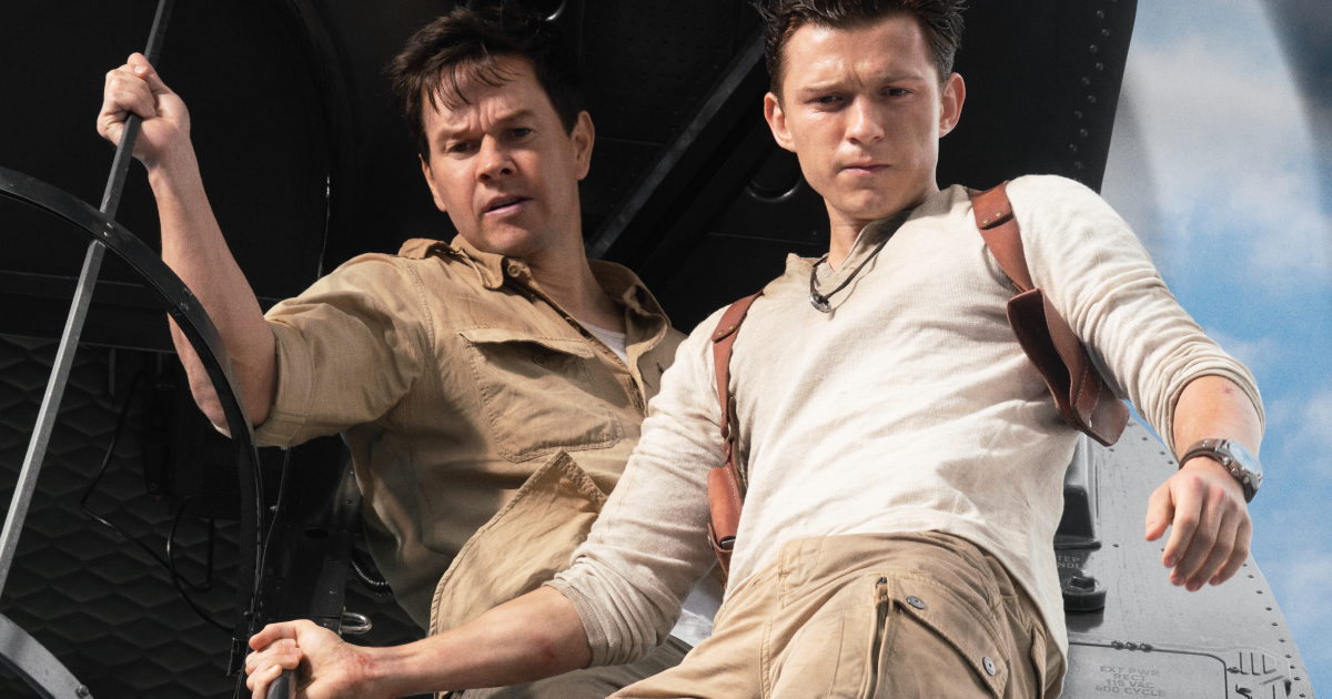 in uncharted mark wahlberg e tom holland sono affacciati da un mezzo volante e guardano in basso - nerdface