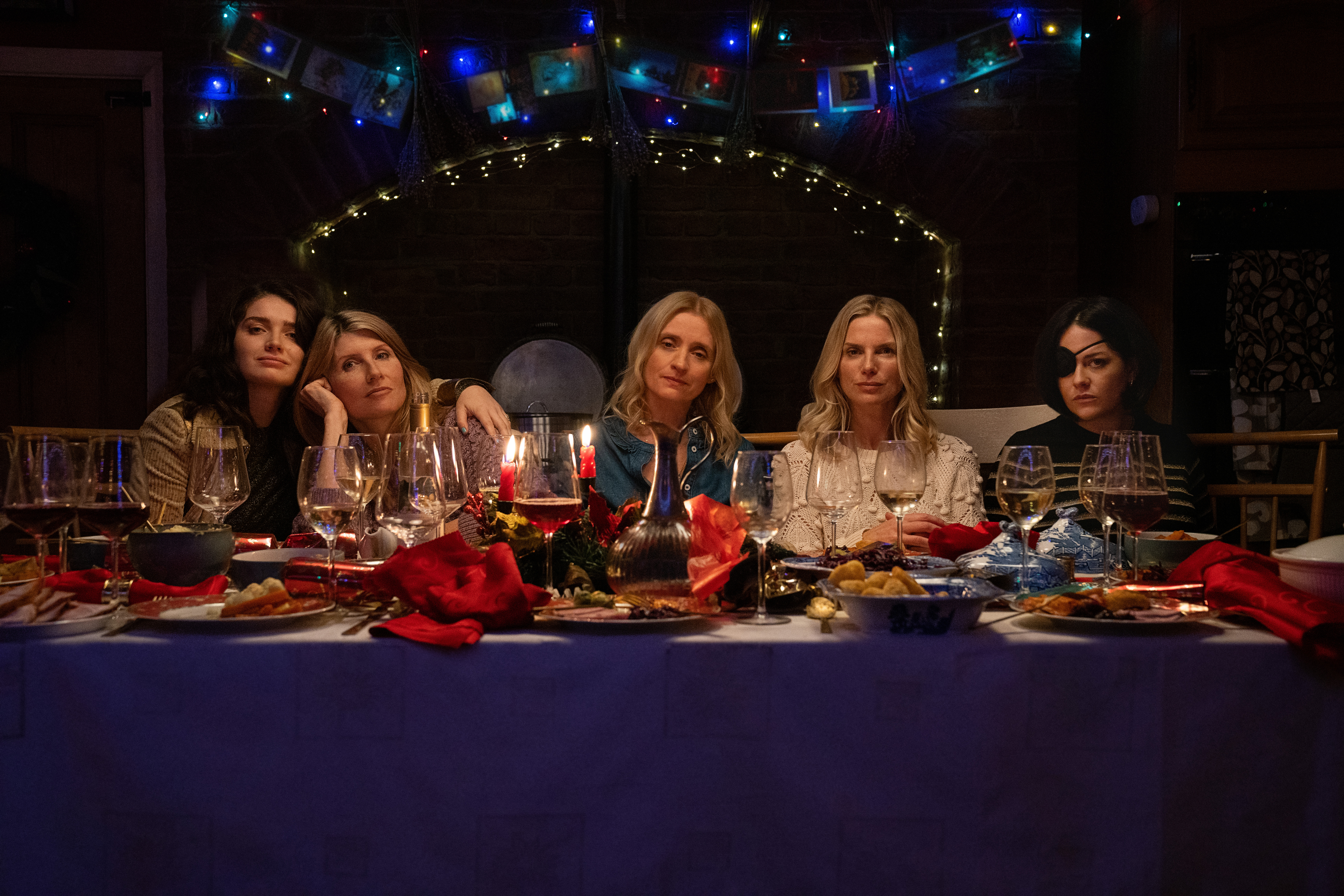 le sorelle protagoniste di bad sisters sono sedute a tavola a cena - nerdface