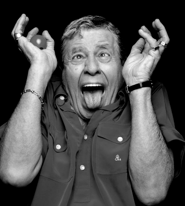 jerry lewis fa una smorfia buffissima e tiene in mano un naso da clown - nerdface