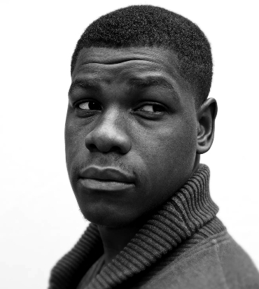 john boyega si volta e guarda alla sua sinistra - nerdface