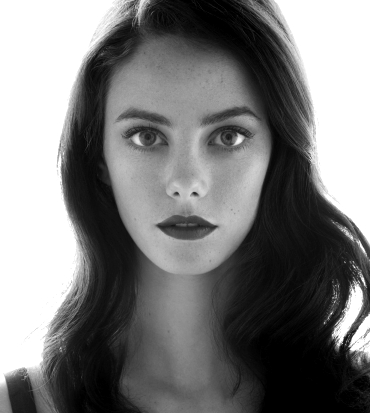 kaya scodelario in un ritratto in bianco e nero - nerdface