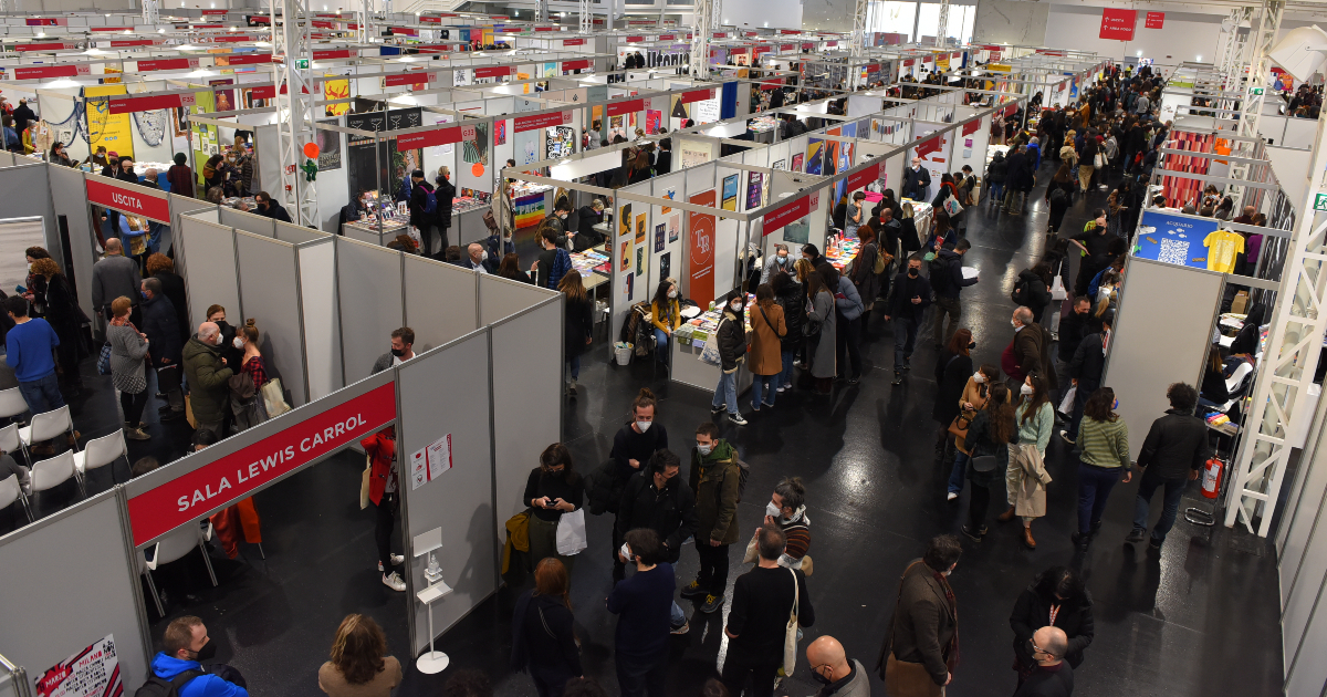 una veduta della folla tra gli stand della fiera - nerdface