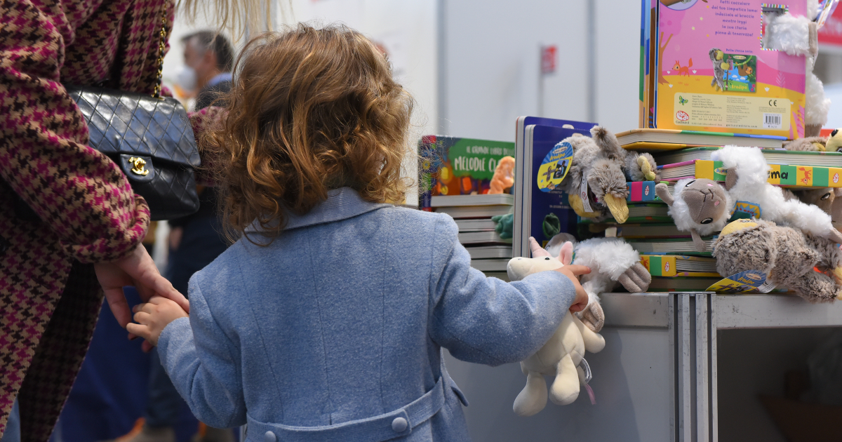 un bambino prende un peluche a forma di unicorno - nerdface