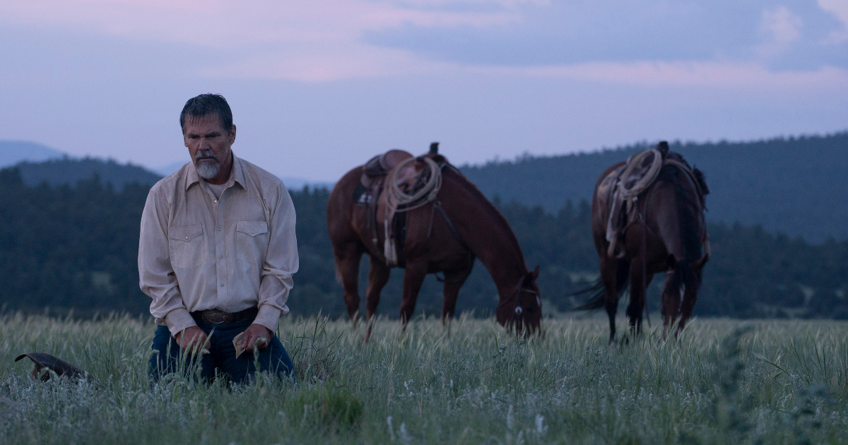 josh brolin è inginocchiato in un'immagine ufficiale di outer range - nerdface