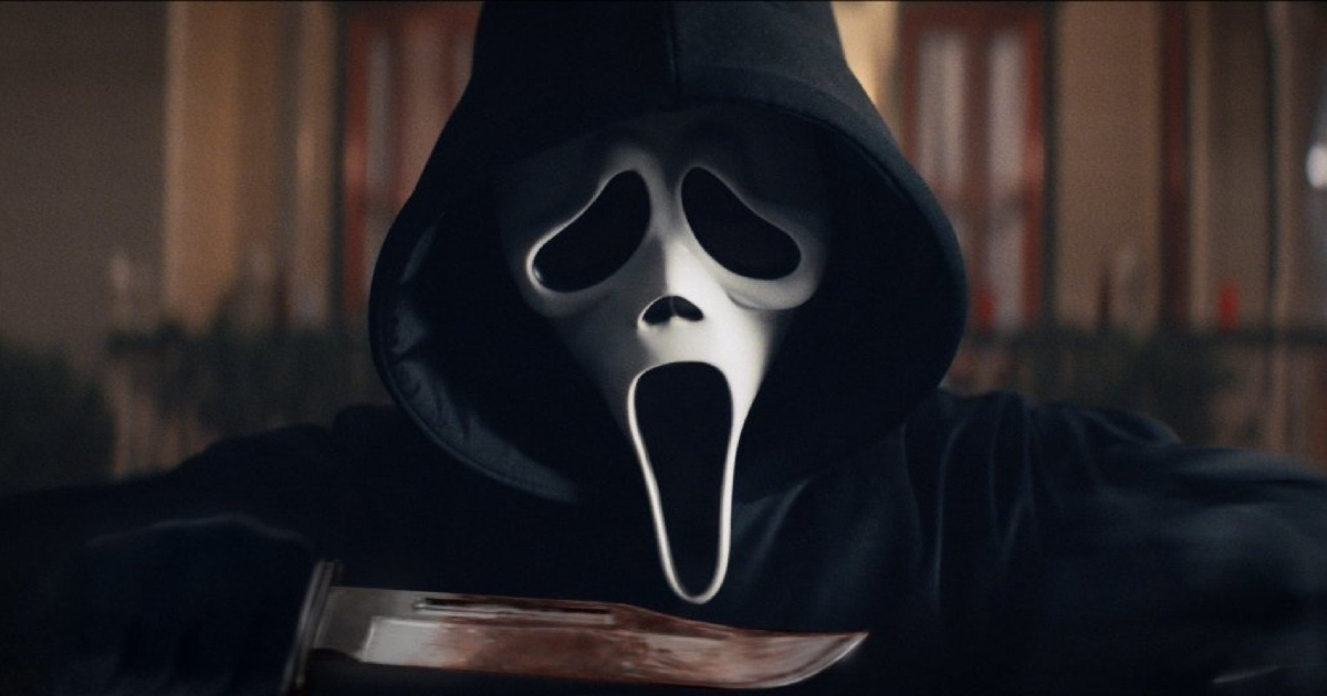 ghostface impugna un coltello insanguinato in un'immagine del quinto capitolo di scream - nerdface