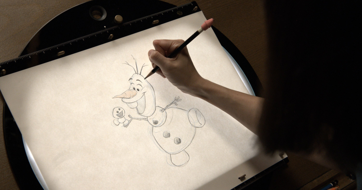una disegnatrice mette su carta olaf di frozen in un'immagine promozionale della serie disney+, sketchbook - nerdface