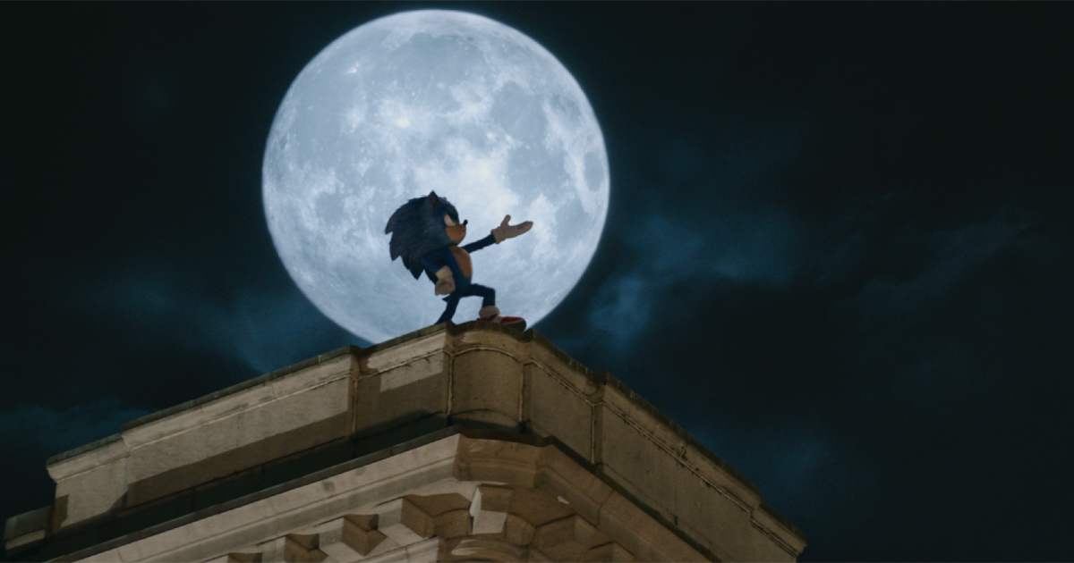 sonic è su un tetto di un palazzo di fronte alla luna - nerdface
