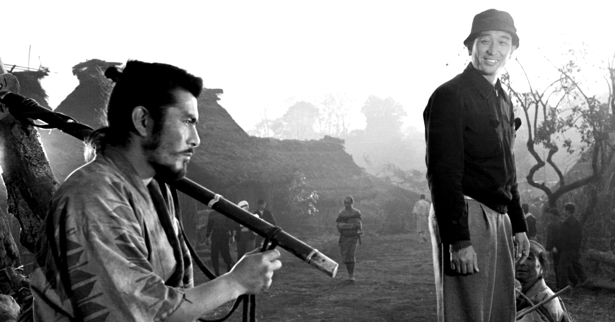 akira kurosawa osserva sorridendo toshiro mifune vestito da samurai sul set del film - nerdface