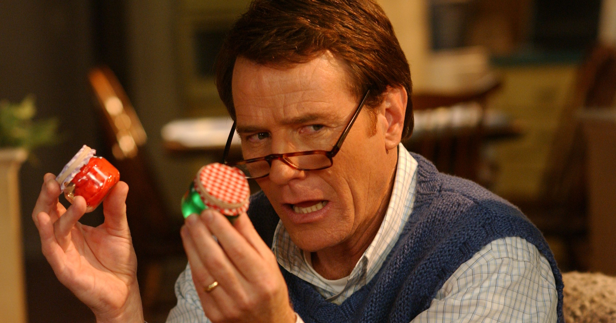 bryan cranston tiene in mano due vasetti in malcolm in the middle - nerdface