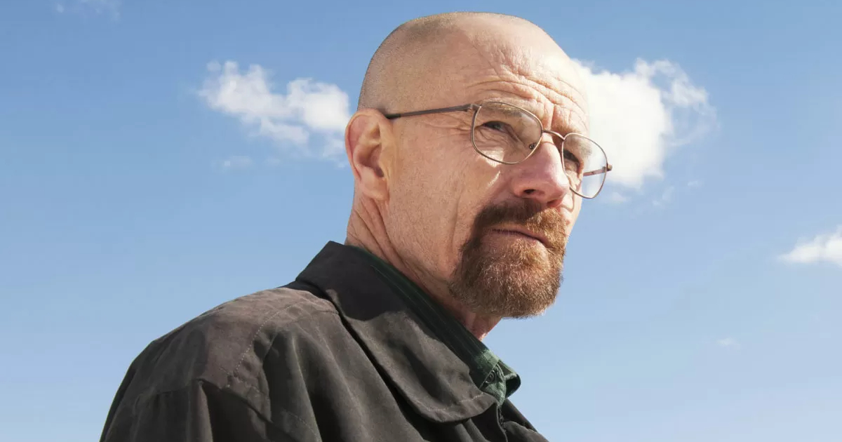 bryan cranston ha un'espressione seria e risoluta, oltre che una pelata lucida, in breaking bad - nerdface