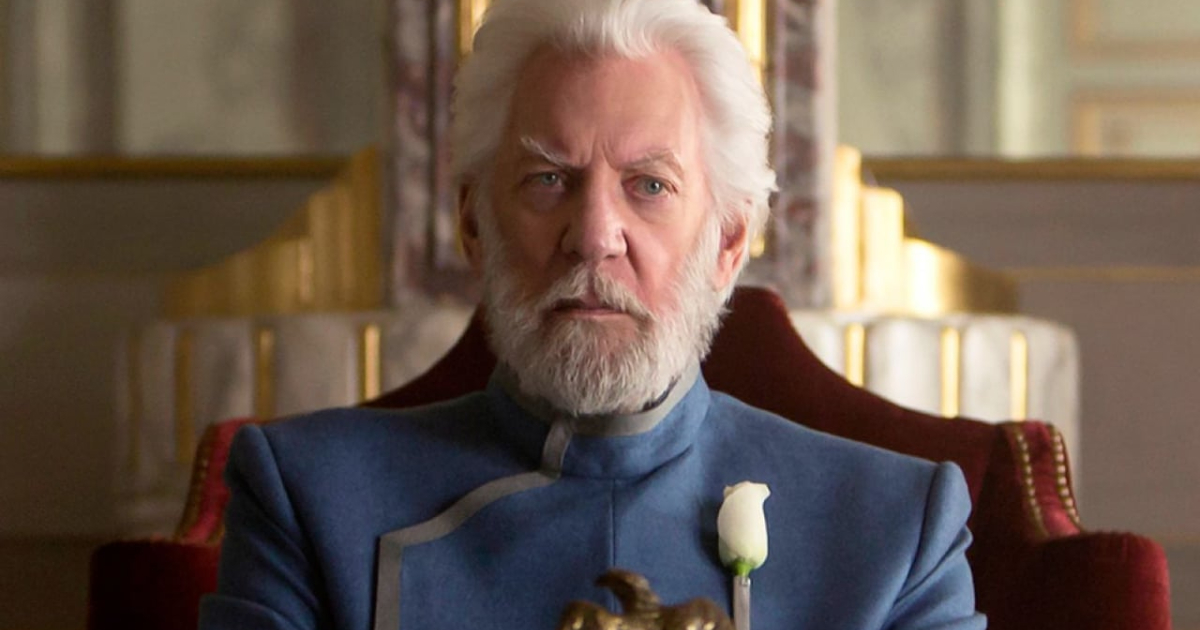 il presidente snow è seduto molto serio sul suo trono di despota - nerdface