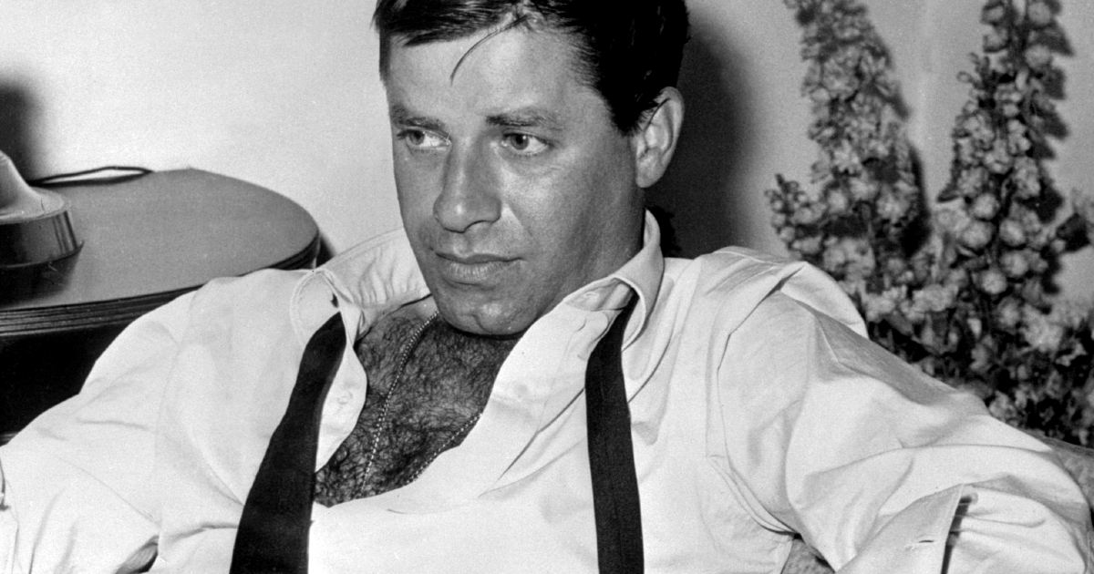 jerry lewis con la camicia sbottonata e la cravatta slacciata in una posa stranamente sexy - nerdface