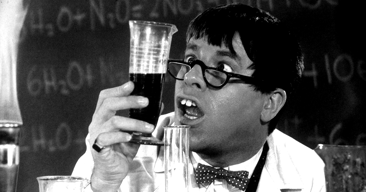 jerry lewis è il dottor jerryl e guarda coi suoi dentoni un'ampolla piena di liquido - nerdface