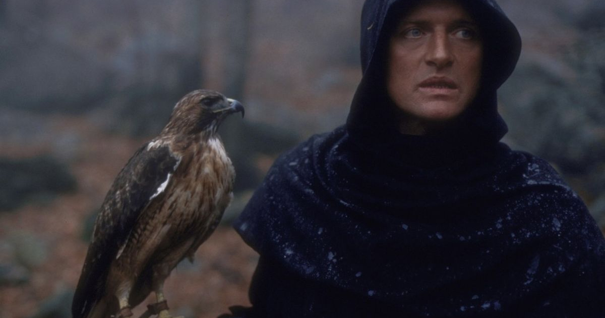 rutger hauer col cappuccio nero e il suo falco - nerdface