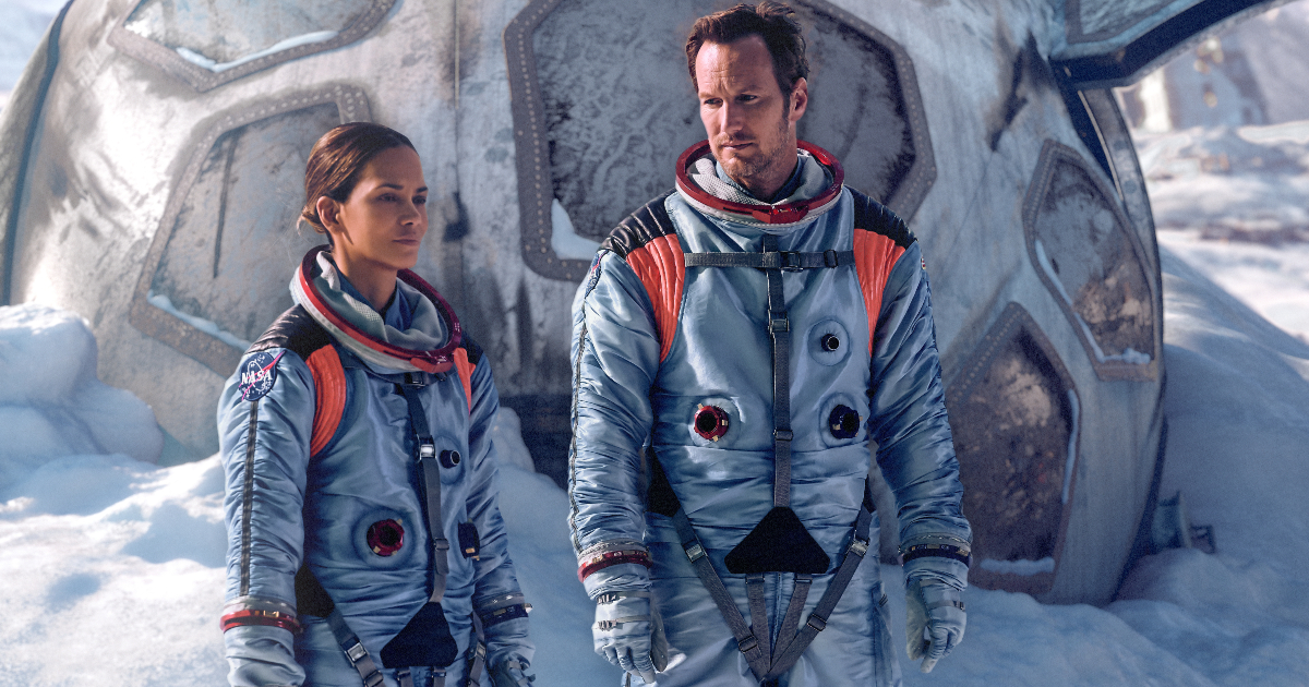 in moonfall patrick wilson in tuta d'astronauta guarda halle barry: strano! - nerdface