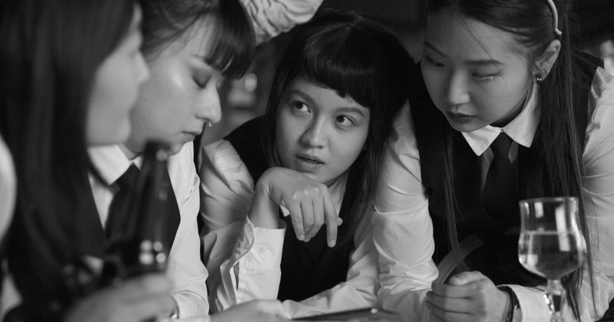 un gruppo di ragazze osserva qualcosa sul tavolo - nerdfade