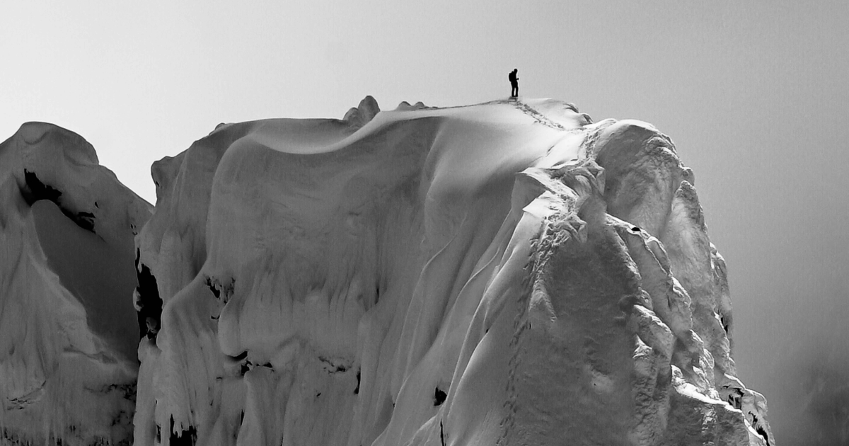 marc-andré leclerc è sulla vetta di un monte innevato - nerdface