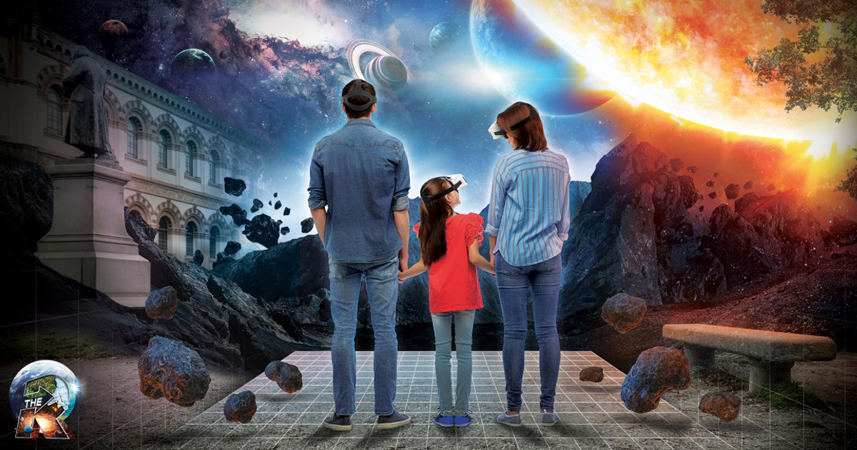 madre, padre e figlia camminano in un mondo vortuale fatto di pianeti e ufo - nerdface