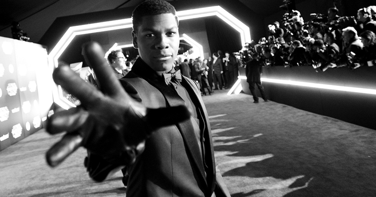 john boyega sul red carpet si volta e fa il gesto dello stop con la mano - nerdface