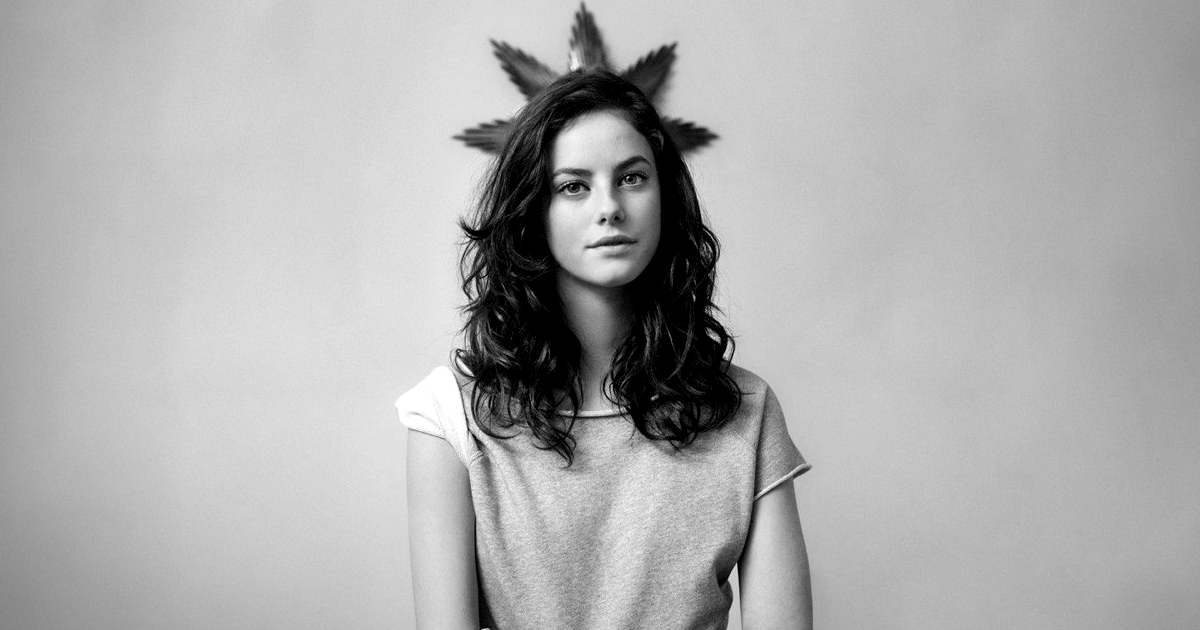 kaya scodelario ha una sorta di corona di foglie dorate sulla testa - nerdface