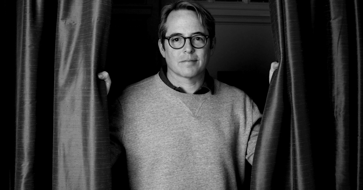 matthew broderick si affaccia da un sipario - nerdface