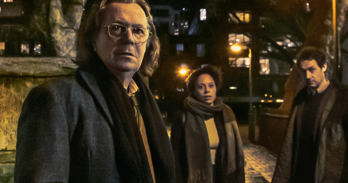 gary oldman e il resto del cast di slow horses sono in mezzo a una strada la notte - nerdface