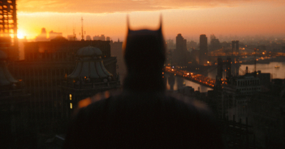 batman osserva l'alba sulla città di gotham - nerdface